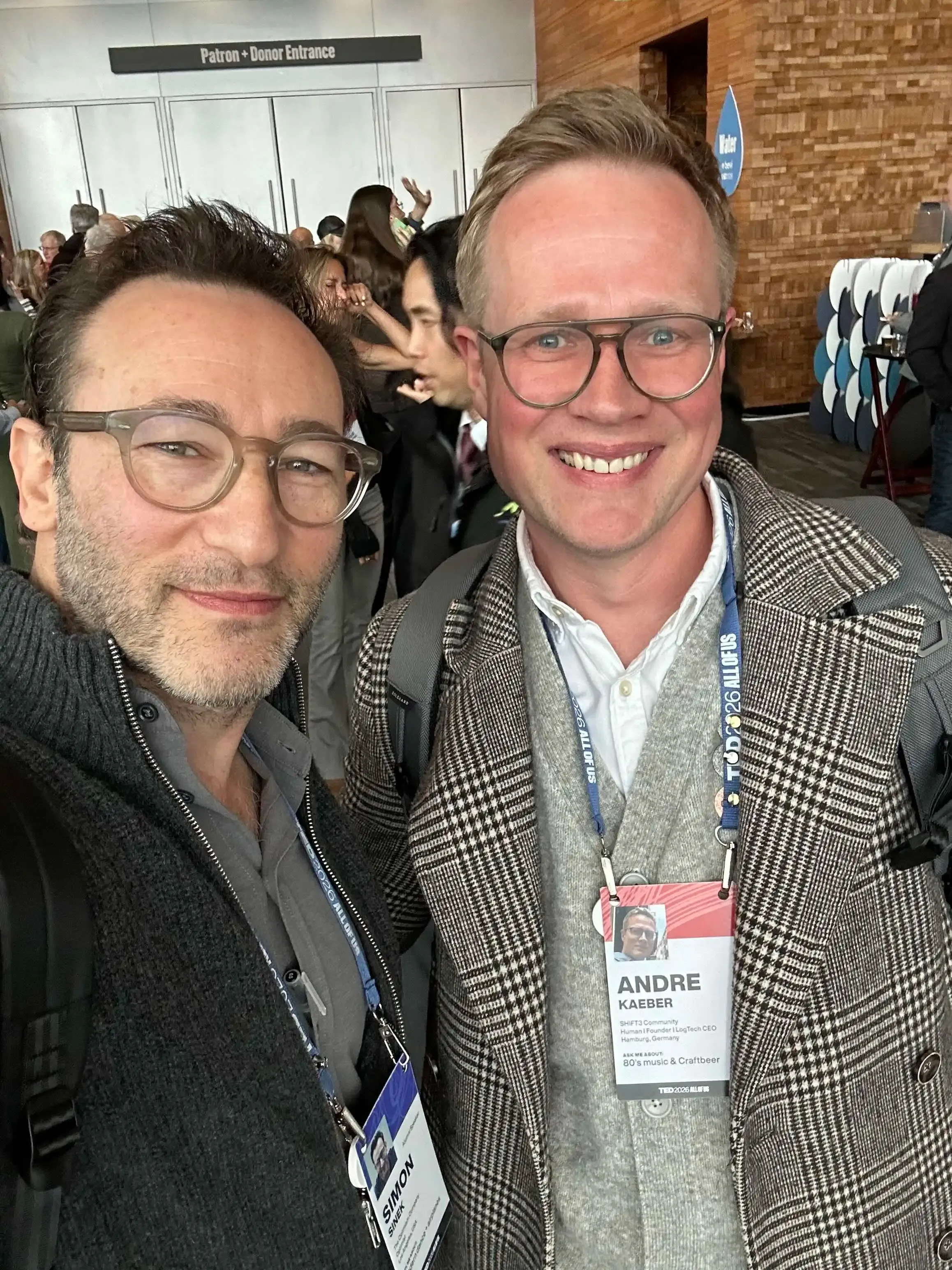 Selfie von Simon Sinek und André Käber auf der TED 2026 in Vancouver.